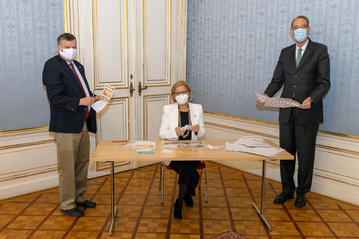 IST Austria Präsident Tom Henzinger, Landeshauptfrau Johanna Mikl-Leitner und BM Heinz Faßmann spielen „Virusalarm in Bleibhausen“ © Martin Lusser