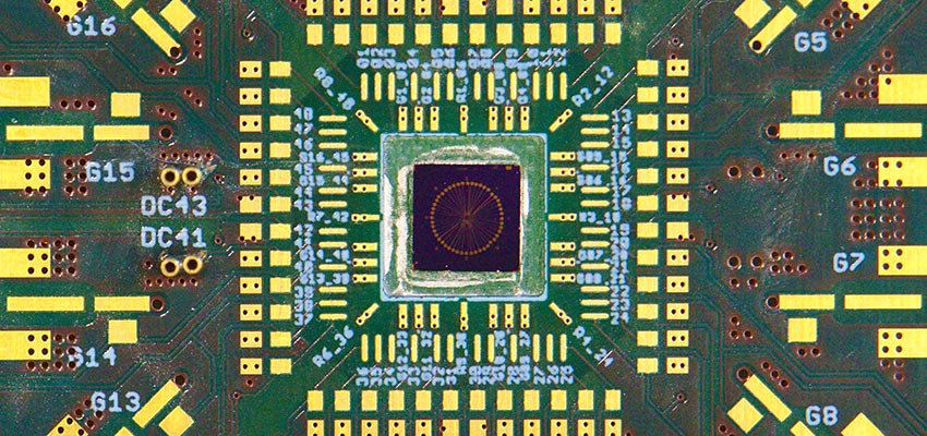 Integrated chip for mounting experiments to understand the foundations of quantum computing. © IST Austria