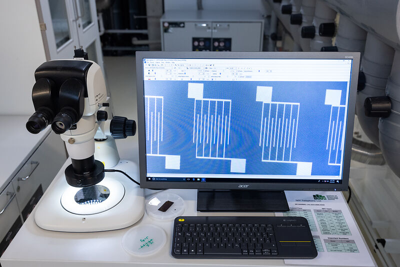 Microchip under a microscope. © Anna Stöcher/ISTA