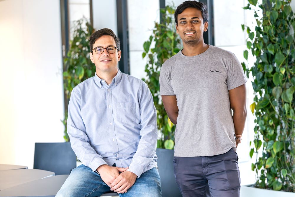 Professor Johannes Fink und Postdoc Rishabh Sahu am ISTA.