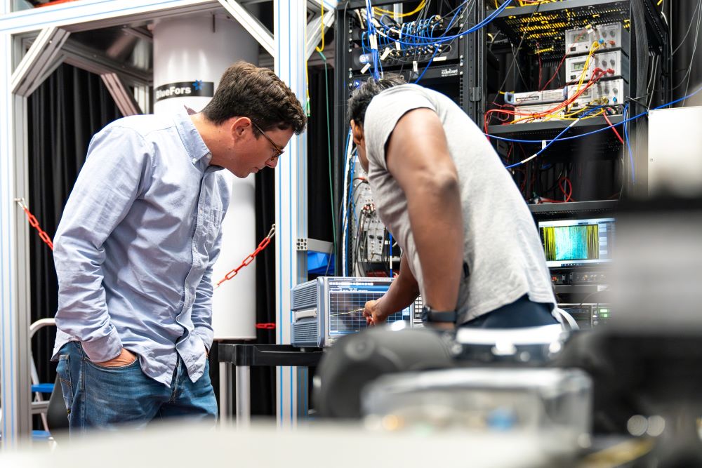 Professor Johannes Fink and postdoc Rishabh Sahu in the Fink Group's laboratory at ISTA.