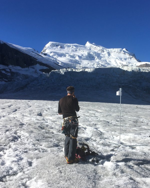Thomas Shaw blickt zum Grand Combin hinauf an einem sehr warmen Tag im Sommer 2022.