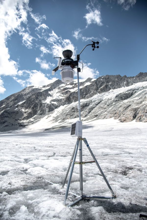 Eine einfache automatische Wetterstation auf dem Otemma-Gletscher in der Schweiz.