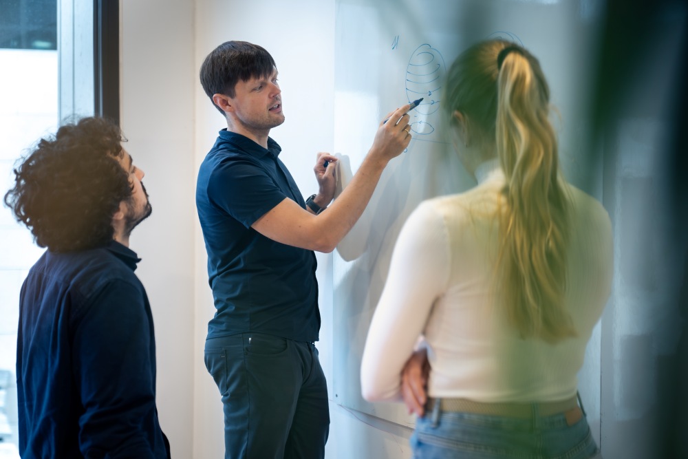 Scientists from the Serbyn and Hof groups collaborate across distant areas of physics that do not speak the same language.