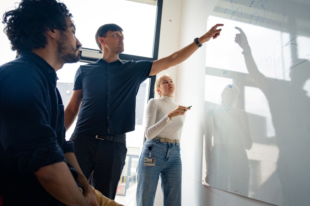 The recent PhD graduate Gökhan Yalnız, Professor Maksym Serbyn, and the study’s first author and ISTA PhD student Elena Petrova.