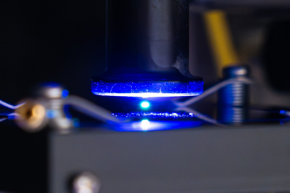 Ein Partikel schwebt in der akustischen Levitationsvorrichtung.