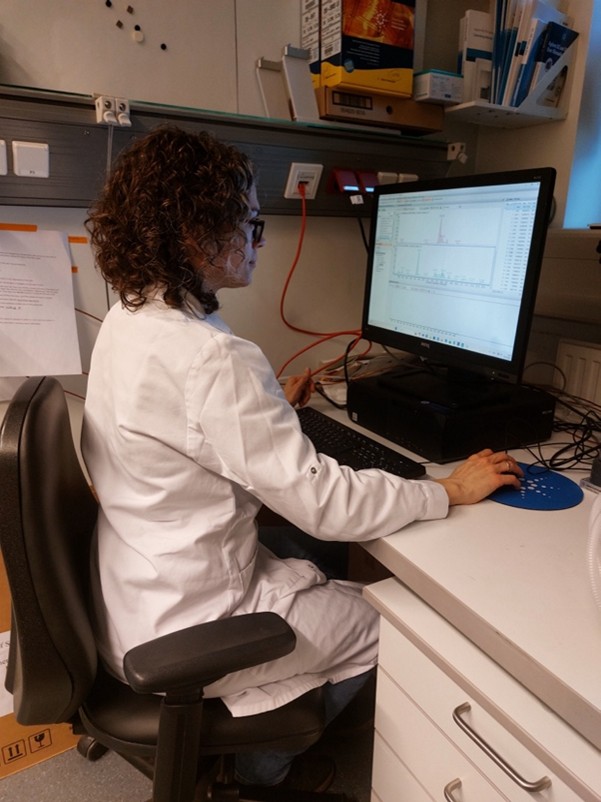 Michaela Hönigsberger, postdoc in the Cremer group, performed structural analysis of the signal compounds, using Gas-Chromatography Mass Spectrometry.