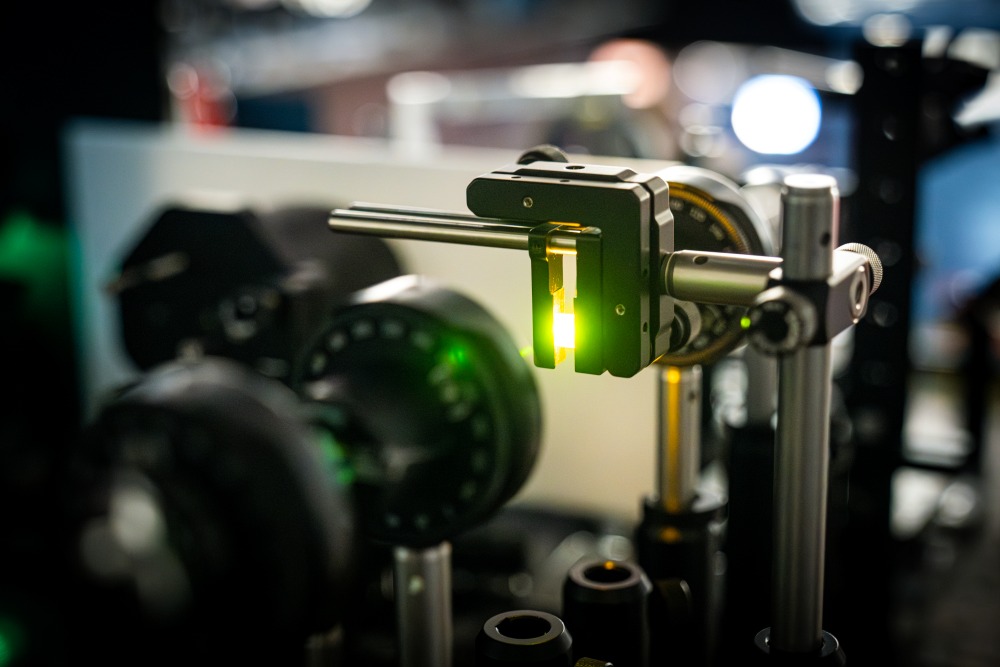 Untersuchung eines Blei-Halogenid-Perowskit-Kristalls im Labor mit optischen Methoden.