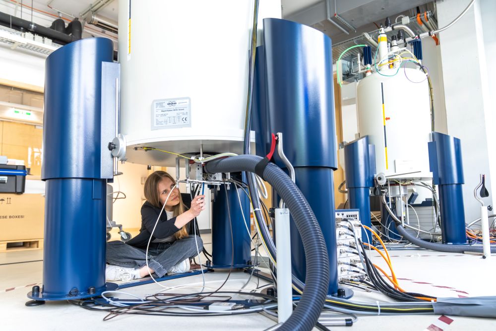 Doktorandin Lea Becker in der NMR‑Facility des ISTA.