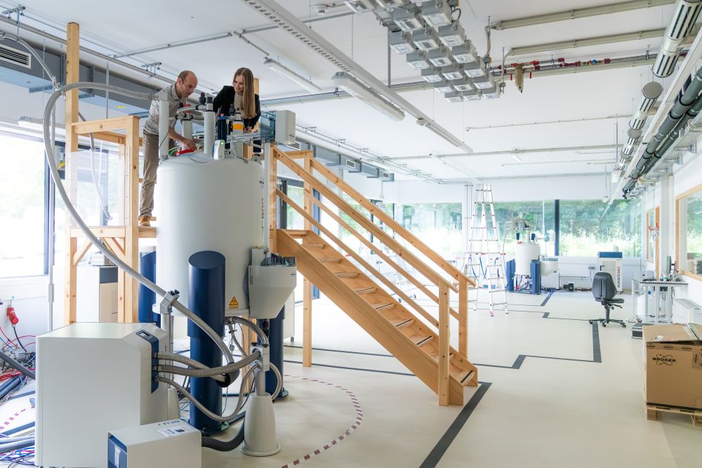Professor Paul Schanda und Doktorandin Lea Becker in der NMR‑Facility des ISTA.