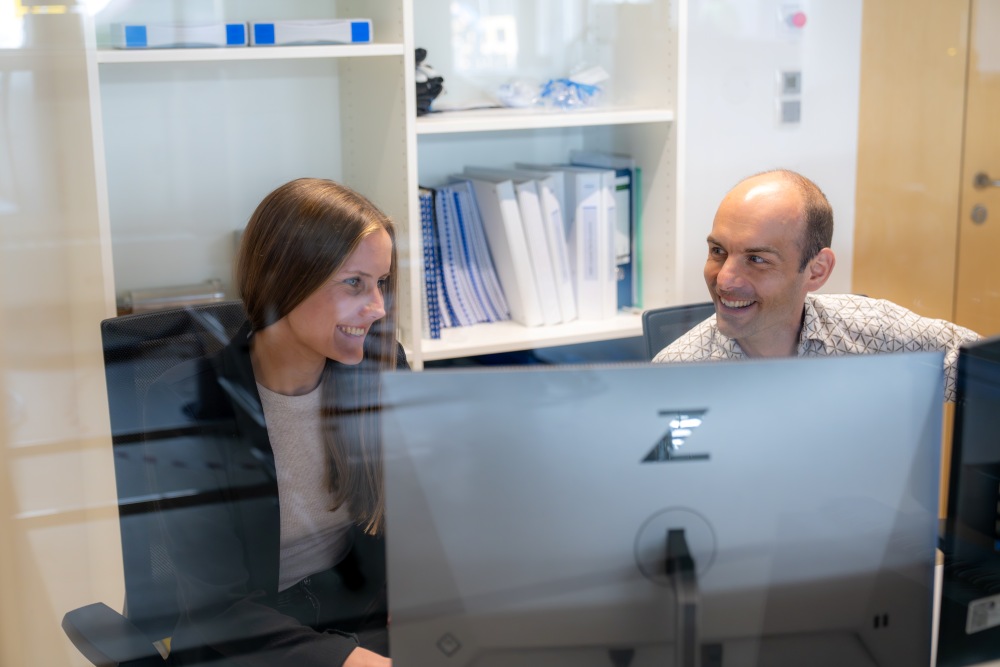 Doktorandin Lea Becker und Professor Paul Schanda.
