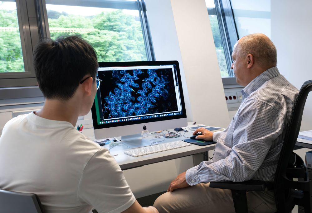 Ziyu Zhao (left) and Leonid Sazanov (right) discussing research results.