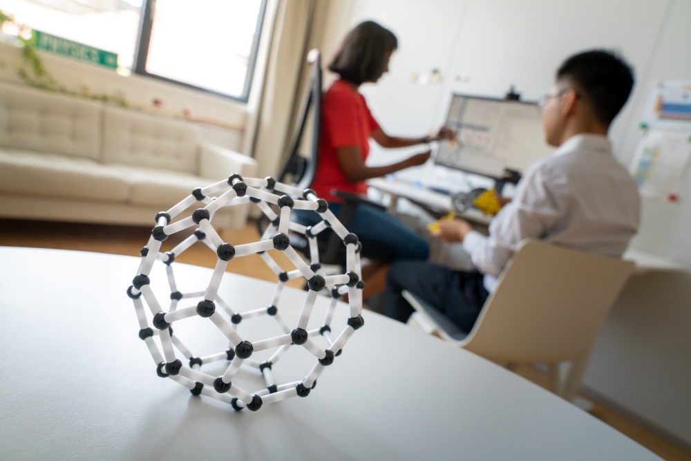 Modell eines kugelförmigen C₆₀‑Buckminsterfulleren‑Moleküls – eines Nano‑‚Fußballs‘.