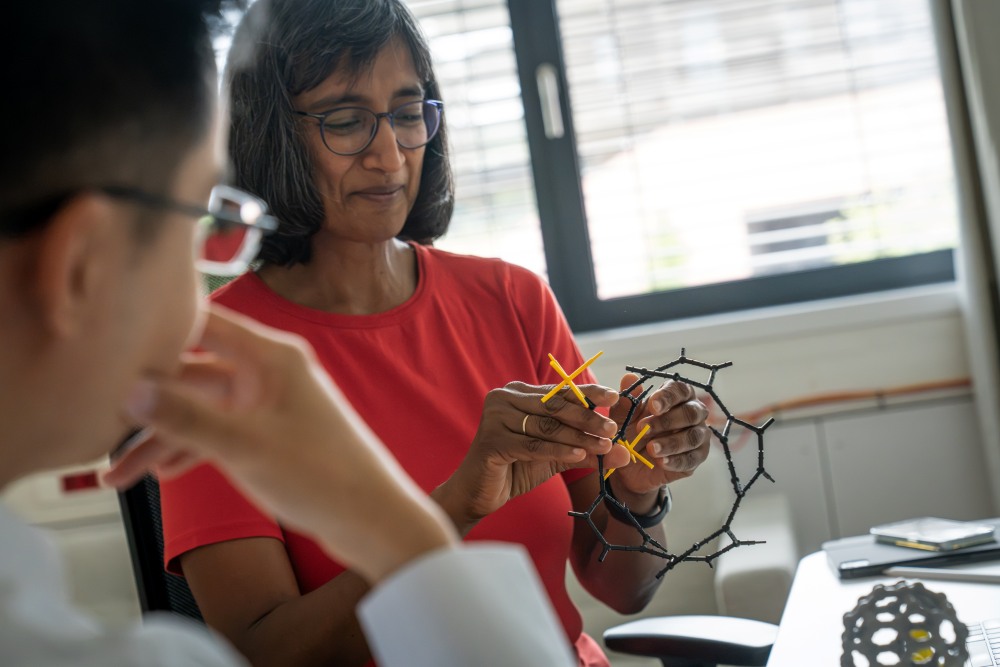 PhD-Student und Erstautor Wanzhuo Shi und Professorin Latha Venkataraman mit einem Modell eines Ein-Molekül-Magneten.